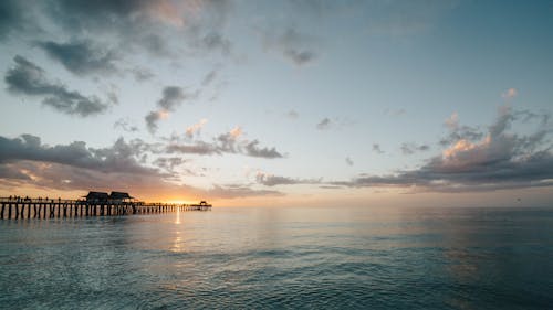 gratis Schilderachtig Uitzicht Op Zee Tegen Bewolkte Hemel Stockfoto