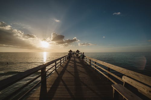 Gratis Tampilan Jarak Dekat Dari Bridge Over Sea At Sunset Foto Stok
