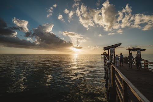 Gratis Pemandangan Indah Laut Melawan Langit Saat Matahari Terbenam Foto Stok