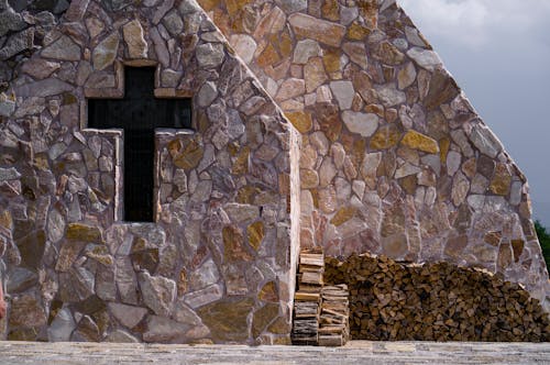 Ilmainen kuvapankkikuva tunnisteilla arkkitehtuuri, kallio, kirkko