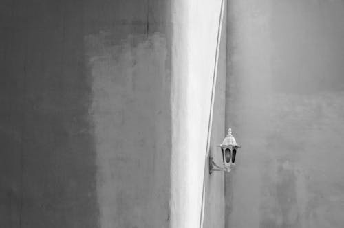 Darmowe zdjęcie z galerii z czarno-biały, lampa, mur