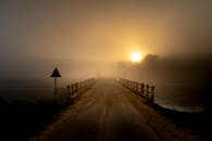 薄雾笼罩着一座雾桥，宁静的日出景象营造出一种忧郁的氛围