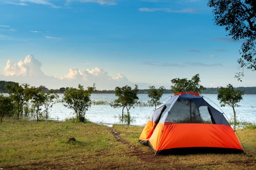 Tenda Da Campeggio A Cupola Vicino A Uno Specchio D'acqua