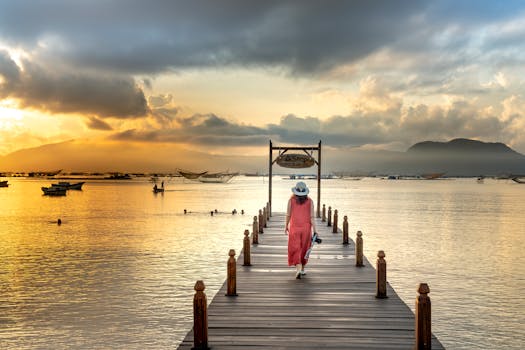 日落时分，一名身着休闲装的女子手持单反相机，漫步在木制码头上，俯瞰着宁静的湖泊