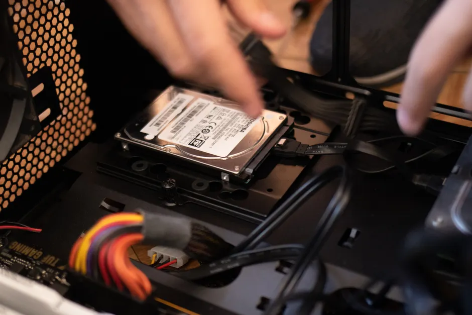 Technicien inspectant les composants internes d'un ordinateur fixe reconditionné de qualité