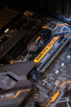 游戏主机板上电容器和微芯片的详细视图