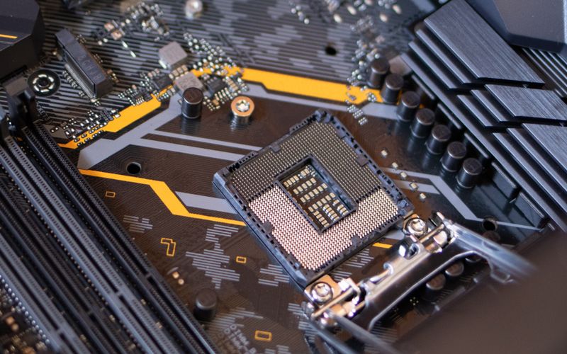 服务器级 GPU 板卡与散热模组的特写
