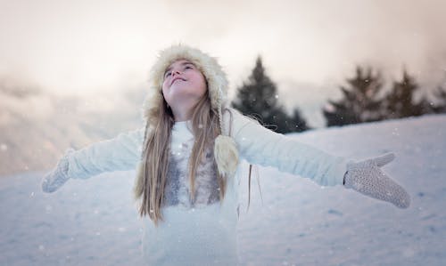Молодая женщина в снегу