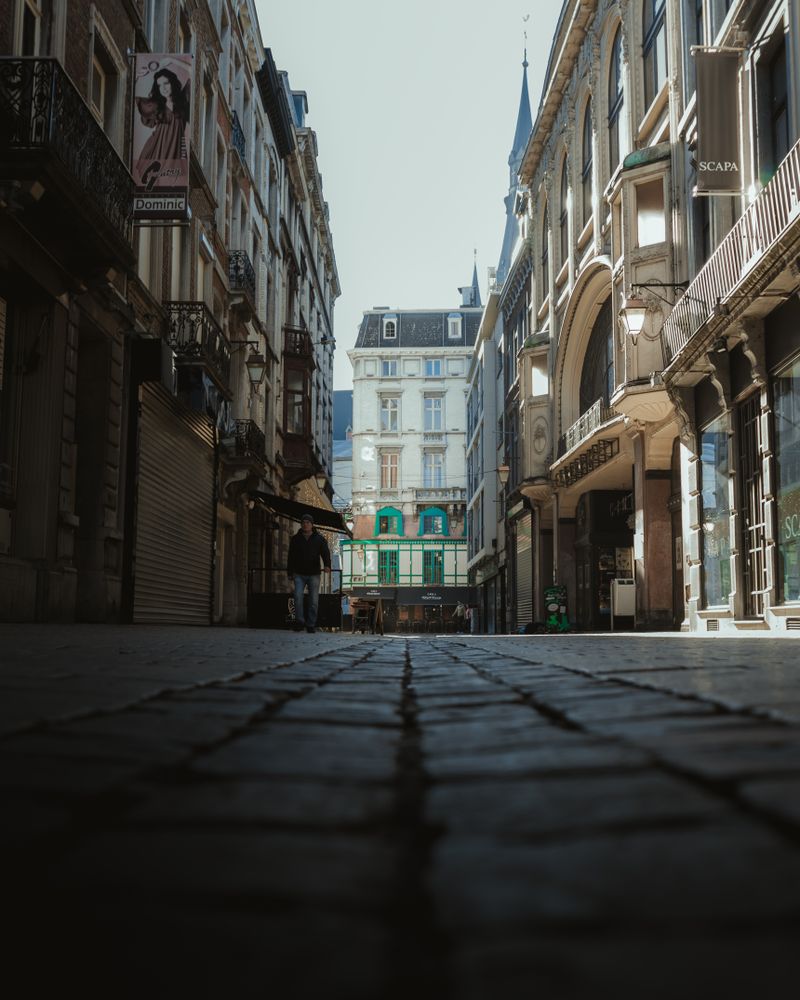Rue pavée du centre historique de Liège représentant le pôle universitaire et biomédical de la province de Liège