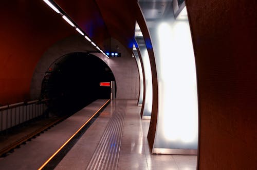 бесплатная Освещенная платформа железнодорожной станции Стоковое фото