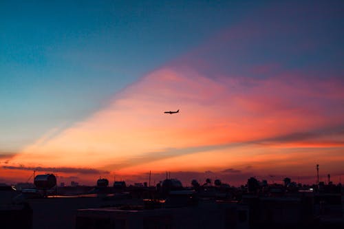 飛行機の空中のシルエット写真