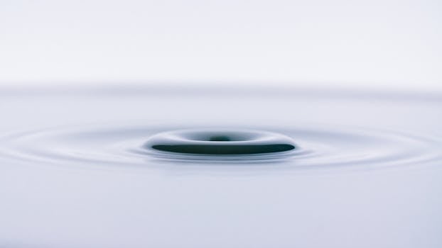 通过特写光滑的水波纹，创造出抽象而简约的效果