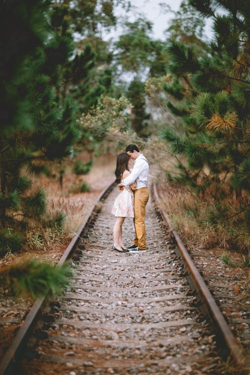 無料 鉄道のカップル 写真素材
