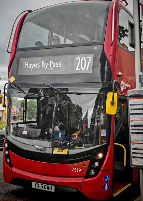 Foto stok gratis bus 207, bus tingkat merah, halte bus