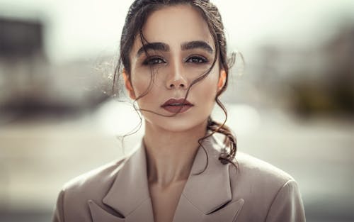 Portrait De Mise Au Point Sélective Photo De Femme En Manteau Beige Posant