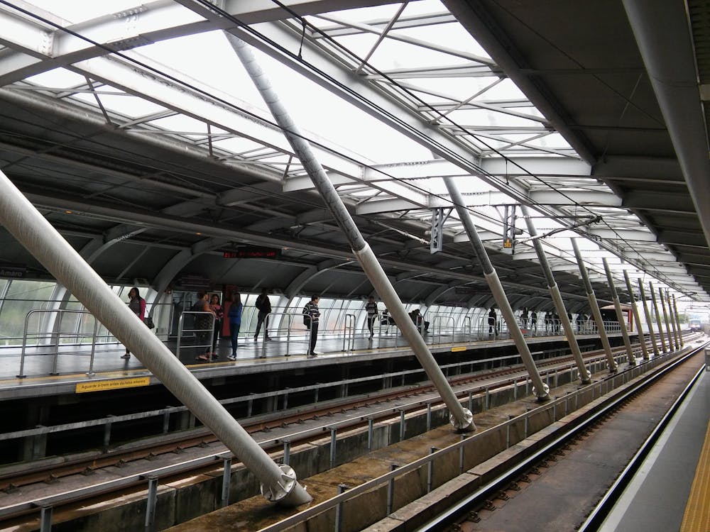Gratis Tampilan Sudut Tinggi Dari Pemandangan Stasiun Kereta API Yang Ditinggikan Foto Stok