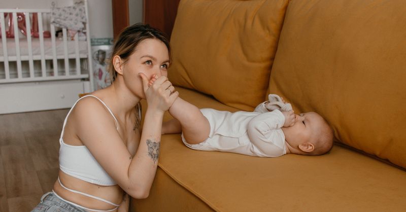 Massage pieds bébé : Guide sécurisé parents