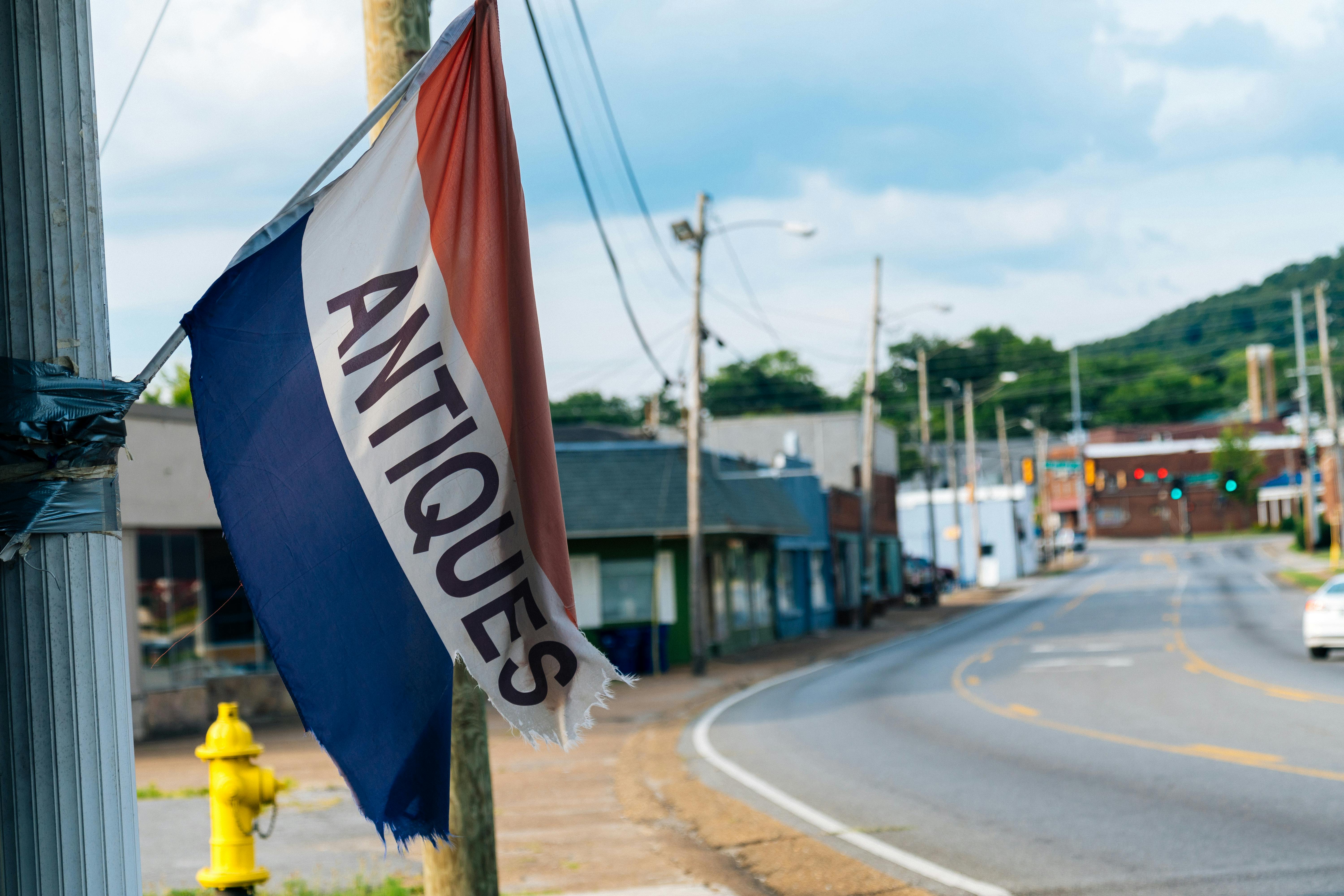 一条空旷的乡村街道上悬挂着古董旗帜，捕捉了小镇的魅力