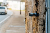 将太阳镜放在路边的木杆上，捕捉独特的城市场景