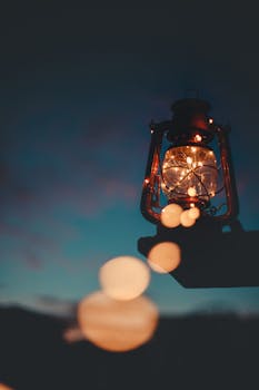 在昏暗的暮色天空下，明亮的老式灯笼散发出温暖的光芒