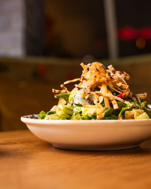Free Vibrant salad with crispy toppings on a ceramic plate, ideal for healthy living concepts. Stock Photo