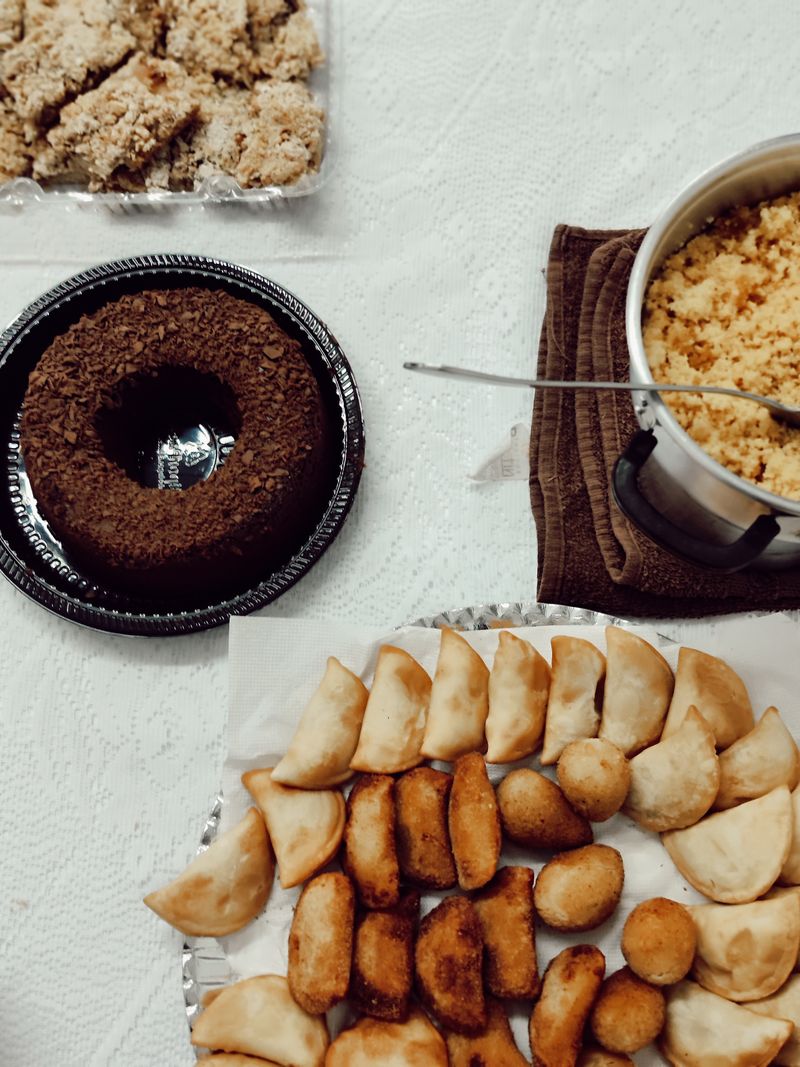 Doces brasileiros variados na mesa