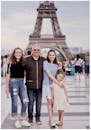 一个幸福的家庭在巴黎标志性的埃菲尔铁塔前合影留念