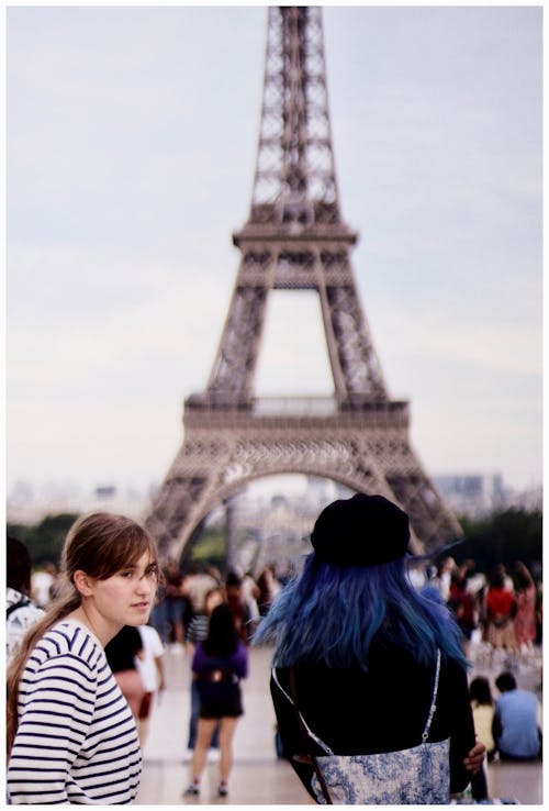 Foto Orang Berdiri Dekat Menara Eiffel