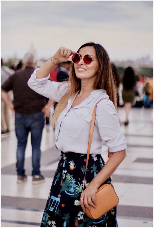 Gratis Foto De Una Mujer Sonriente Con Gafas De Sol Rojas Foto de stock