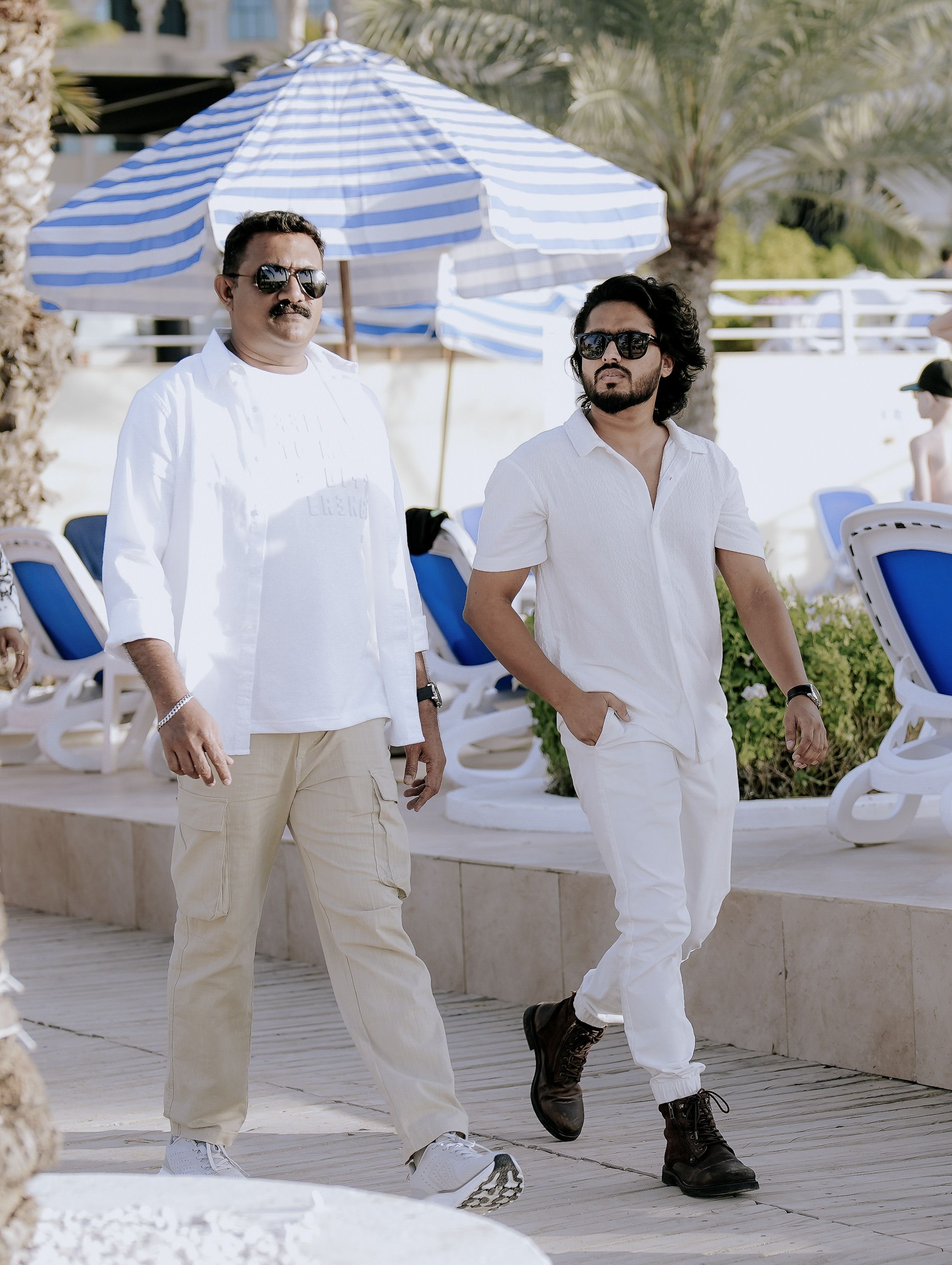 Hombres Con Ropa Ligera De Verano Y Gafas De Sol Caminando Entre ...