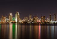 夜晚，圣地亚哥的天际线被灯光点亮，迷人的景色倒映在平静的水面上