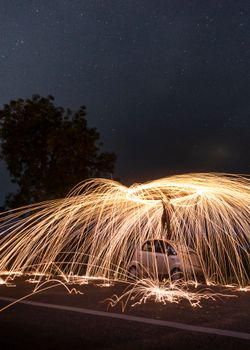 充满活力的钢丝绒火花照亮了奥里萨邦的夜空，呈现出迷人的灯光景象