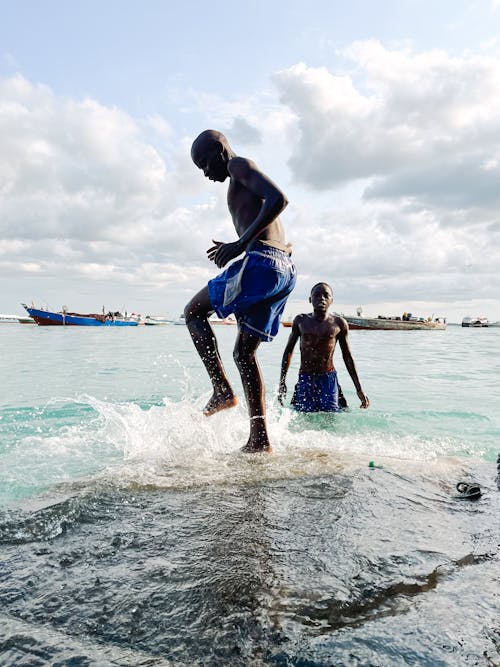 Základová fotografie zdarma na téma africké chlapci, cestování, člun
