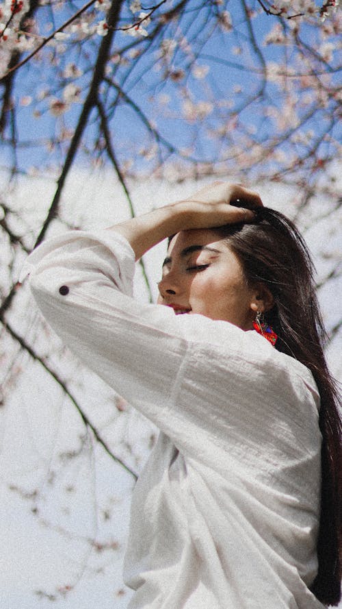 Fotos de stock gratuitas de adulto, al aire libre, árbol