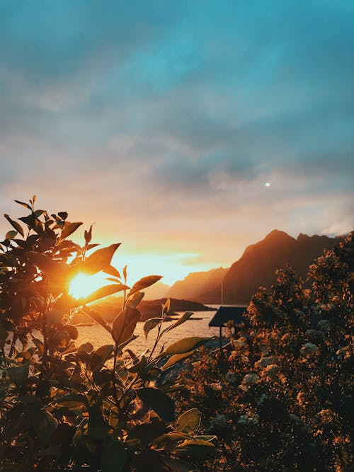 Sonnenuntergang Am Meer Und In Den Bergen