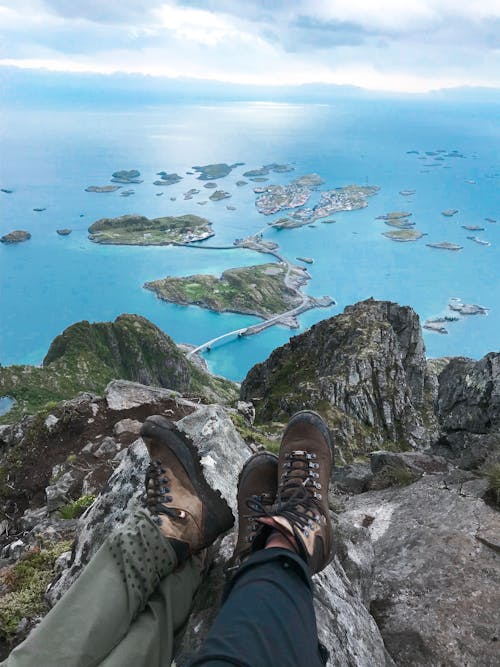 Zwei Leute Sitzen In Der Nähe Von Cliff