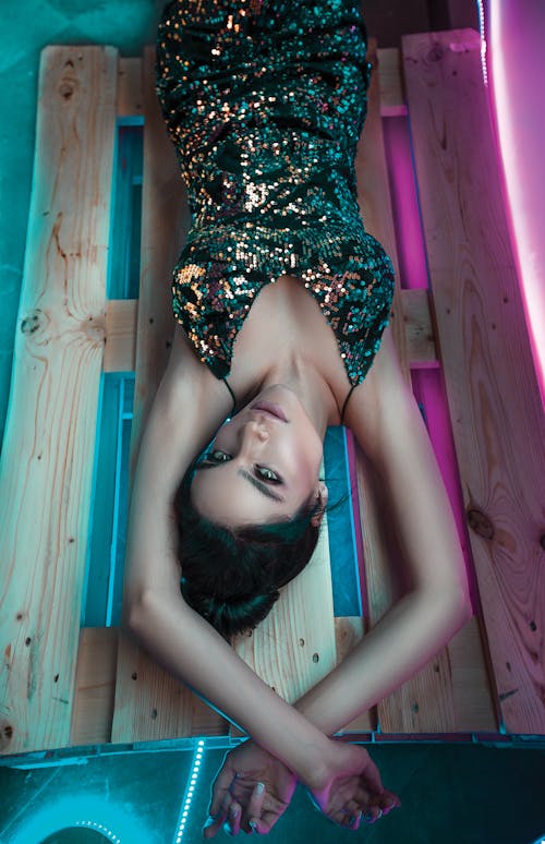 бесплатная Фотография женщины, лежащей на деревянном ящике Стоковое фото