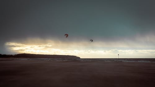 Foto d'estoc gratuïta de cel tempestuós, Costa, davant de la platja