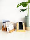 一张配有植物、手机支架和木制杂志支架的干净桌子，非常适合现代简约风格