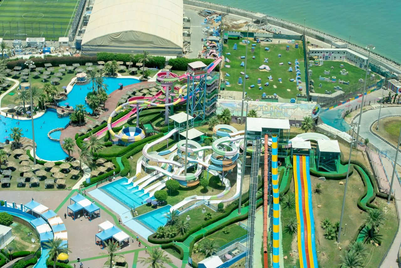Pemandangan waterpark dari udara dengan kolam renang berwarna-warni
