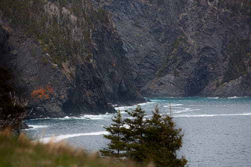 Foto Del Corpo D'acqua Vicino Alla Montagna Rocciosa