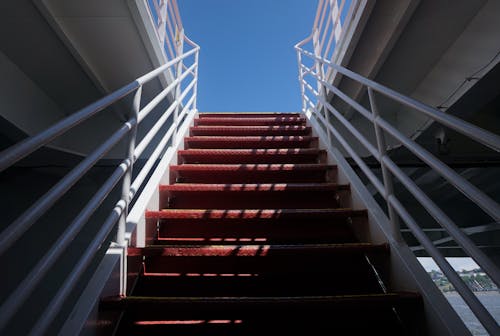 Бесплатное стоковое фото с белый, голубой, красная лестница