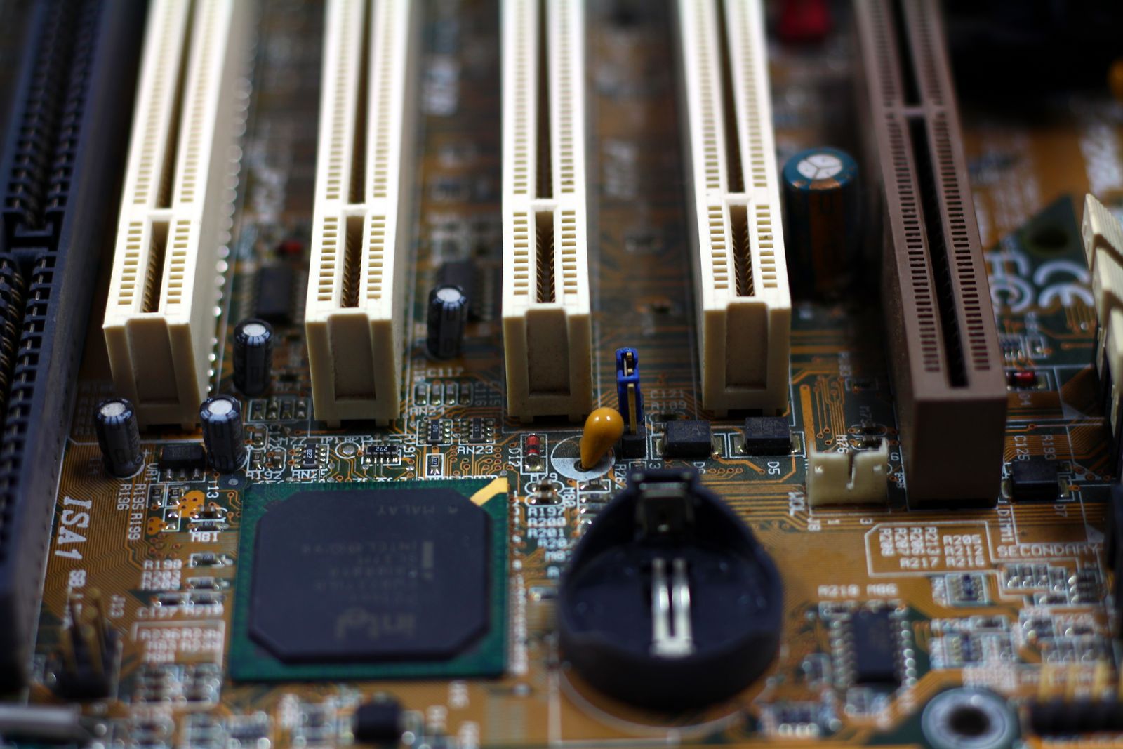 Close-up de semicondutores de computador sobre superfície escura