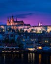 暮色中的布拉格城堡倒映在伏尔塔瓦河上，展现了这座捷克城市秀丽的风景