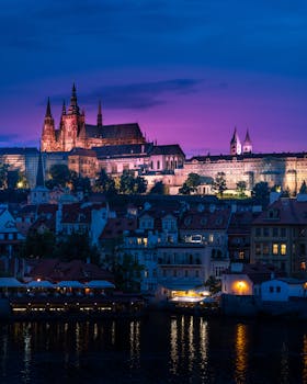 暮色中的布拉格城堡倒映在伏尔塔瓦河上，展现了这座捷克城市秀丽的风景