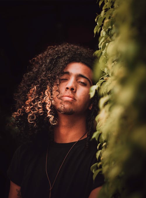 Foto Dell'uomo In Piedi Vicino A Hedge