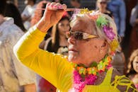 在巴西一个充满活力的户外庆祝活动中，老年妇女们头戴花冠