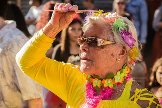 在巴西一个充满活力的户外庆祝活动中，老年妇女们头戴花冠