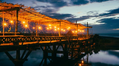 茶色の木造橋の建築写真