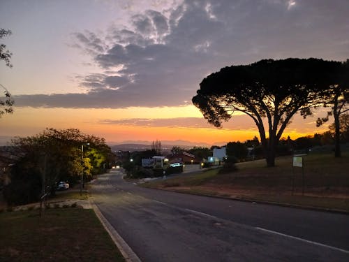 Kostnadsfri bild av afrikanska solnedgången, bergskedja, förort